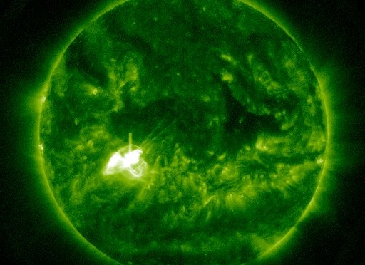 NOAA 2297 menghasilkan flare X2 kuat